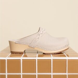 Sandgrens Cream Clogs